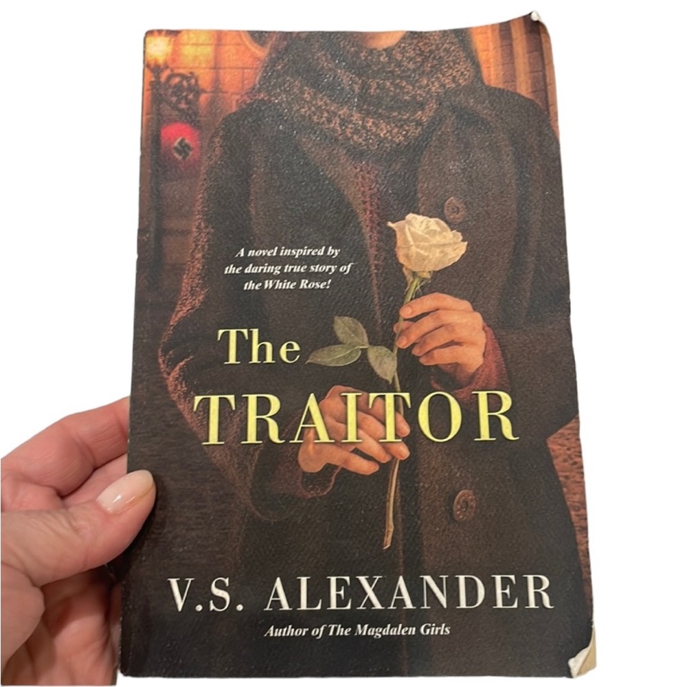 V.S. Alexander: The Traitor. Paperback. Used.